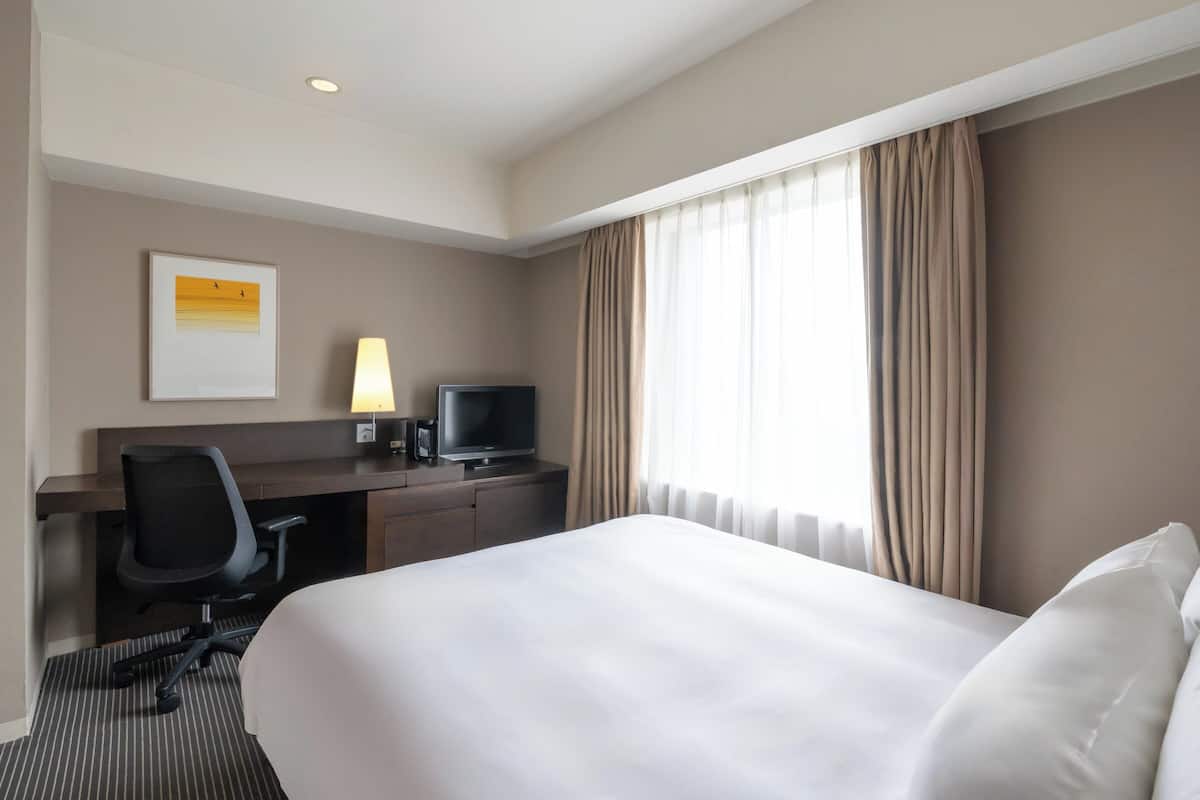 1 bedroom, premium bedding, down comforters, in-room safe