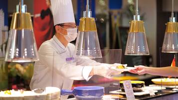 3 restaurants, breakfast served