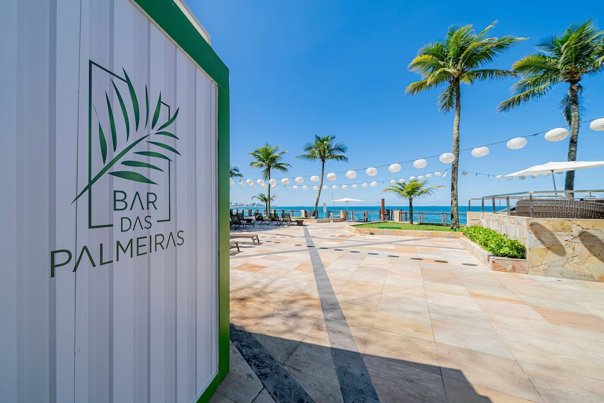 3 bars/lounges, 2 poolside bars