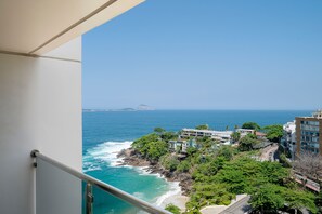 Family Suite, 1 Bedroom, Non Smoking, Partial Ocean View | Minibar, in-room safe, desk, iron/ironing board