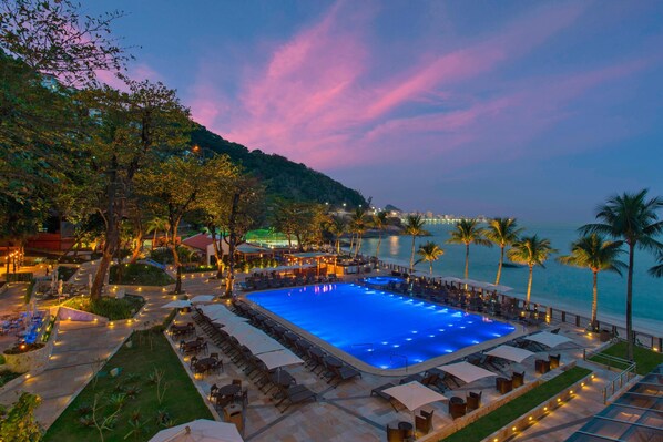 2 outdoor pools, pool umbrellas - Sheraton Grand Rio Hotel & Resort (Rio de Janeiro)
