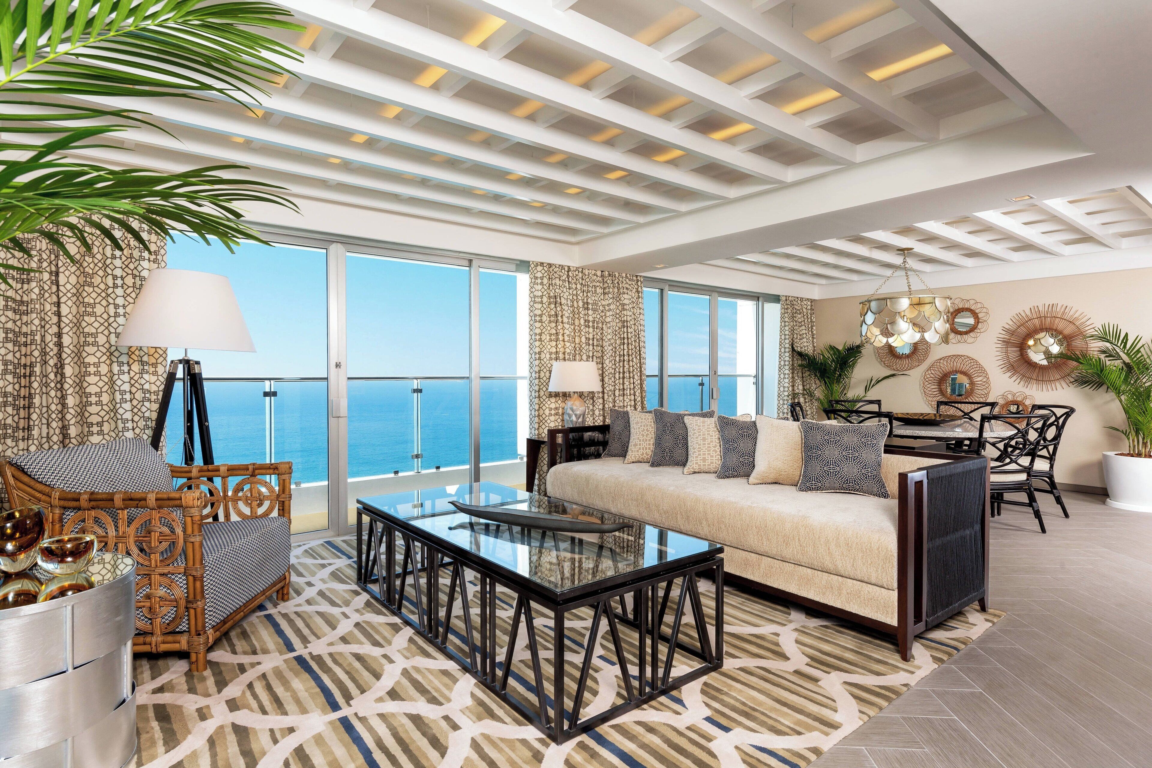 Minibar, caja de seguridad en la habitación y escritorio 