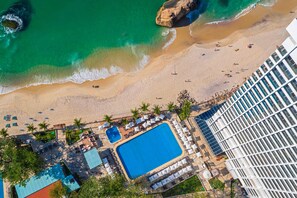 2 outdoor pools, pool umbrellas - Sheraton Grand Rio Hotel & Resort (Rio de Janeiro)