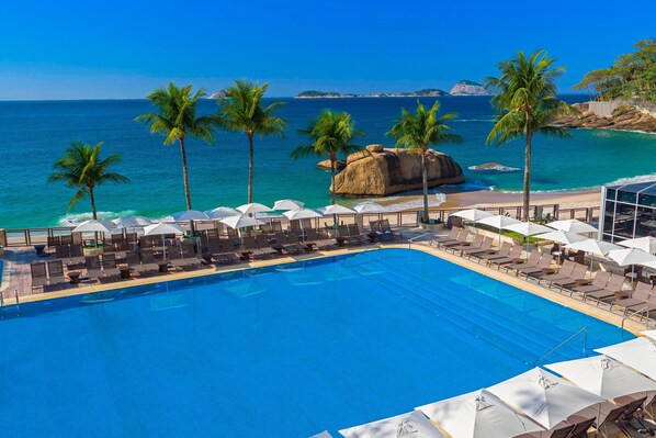 2 outdoor pools, pool umbrellas