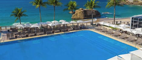 2 albercas al aire libre y sombrillas en la alberca