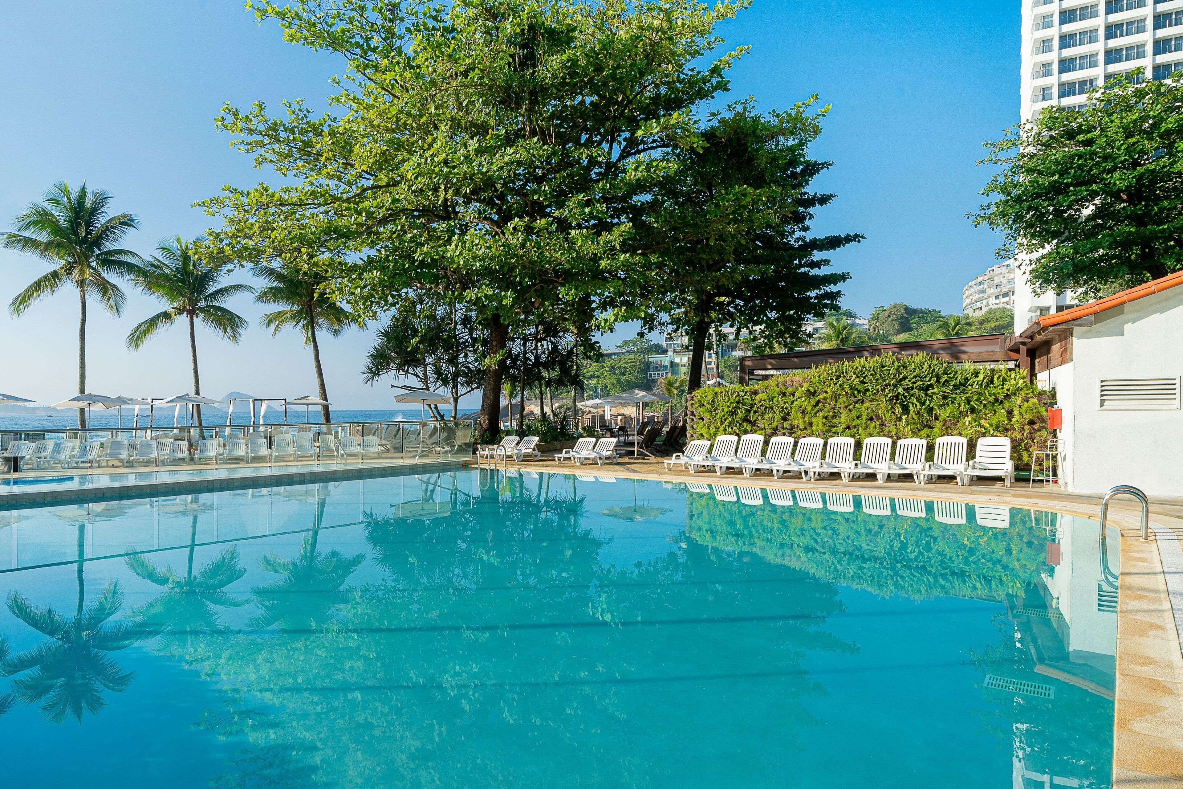 2 piscinas externas, guarda-sóis