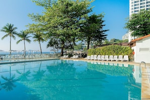 2 outdoor pools, pool umbrellas