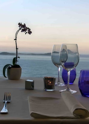 5 restaurants, breakfast, dinner, brunch served; Italian cuisine