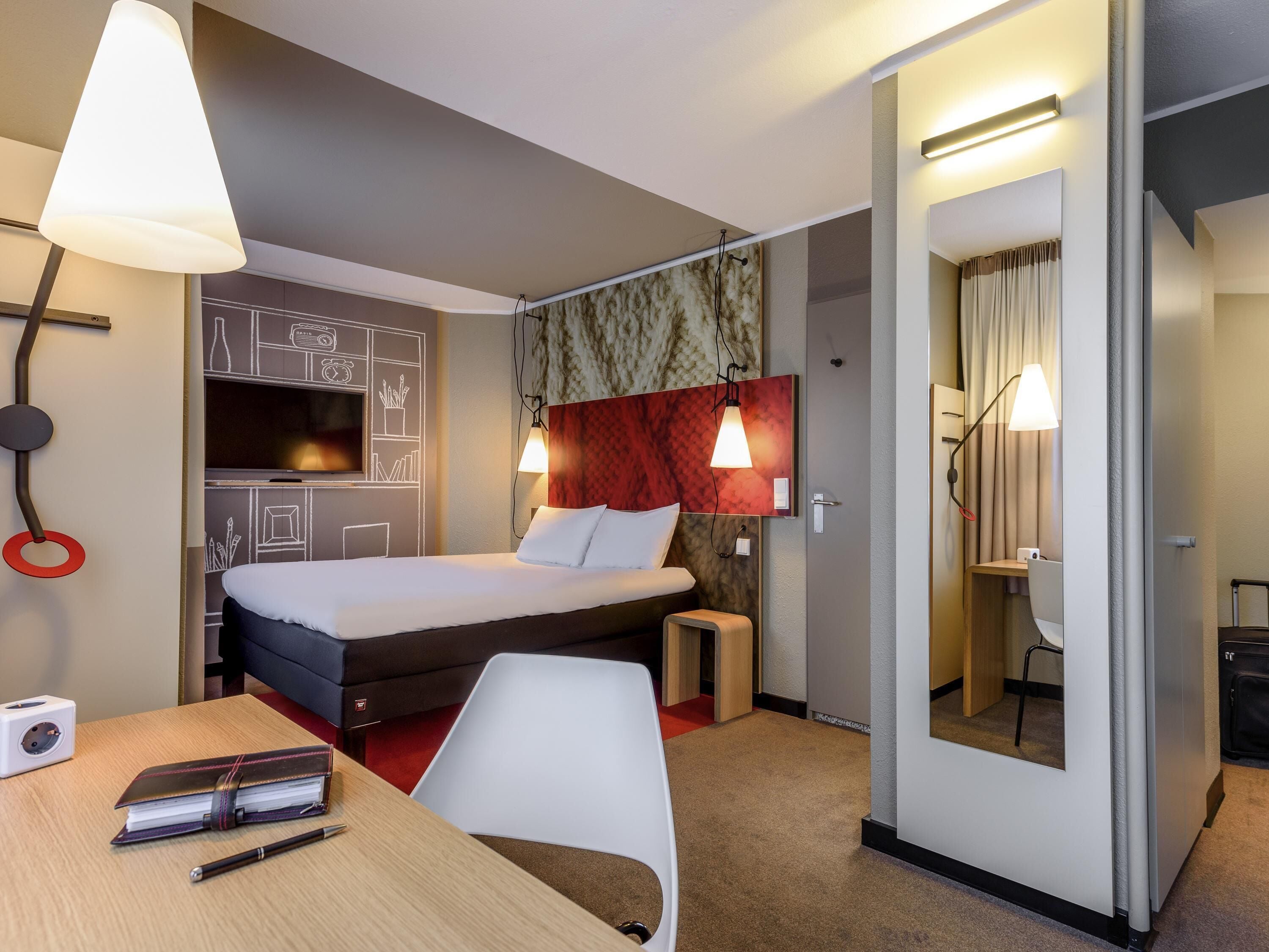 Family Room, Courtyard View (Superior) | Hypo-allergenic bedding available, Select Comfort beds, desk