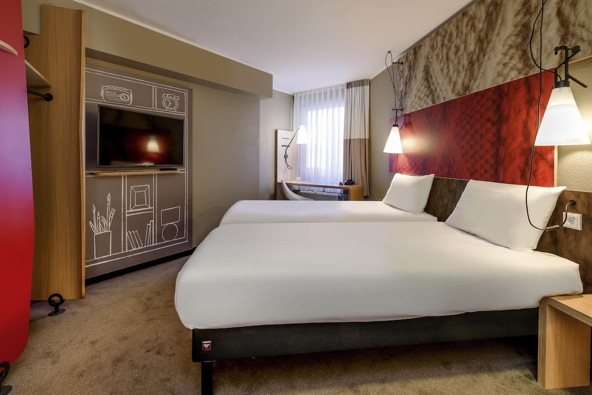 Hypo-allergenic bedding, Select Comfort beds, in-room safe, desk