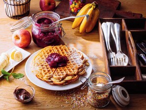 Tägliches Frühstücksbuffet (17 EUR pro Person)