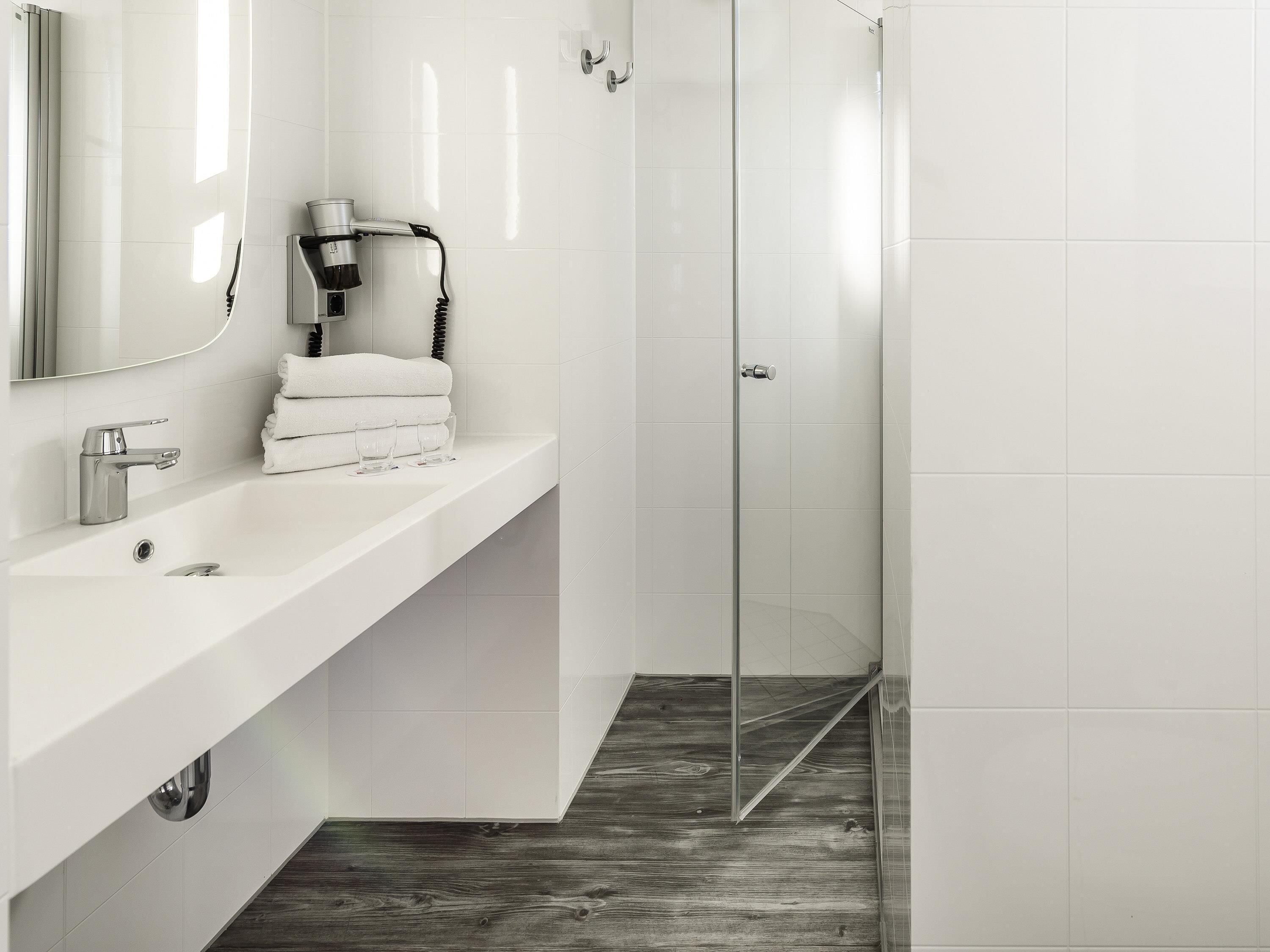 Hypo-allergenic bedding, Select Comfort beds, in-room safe, desk