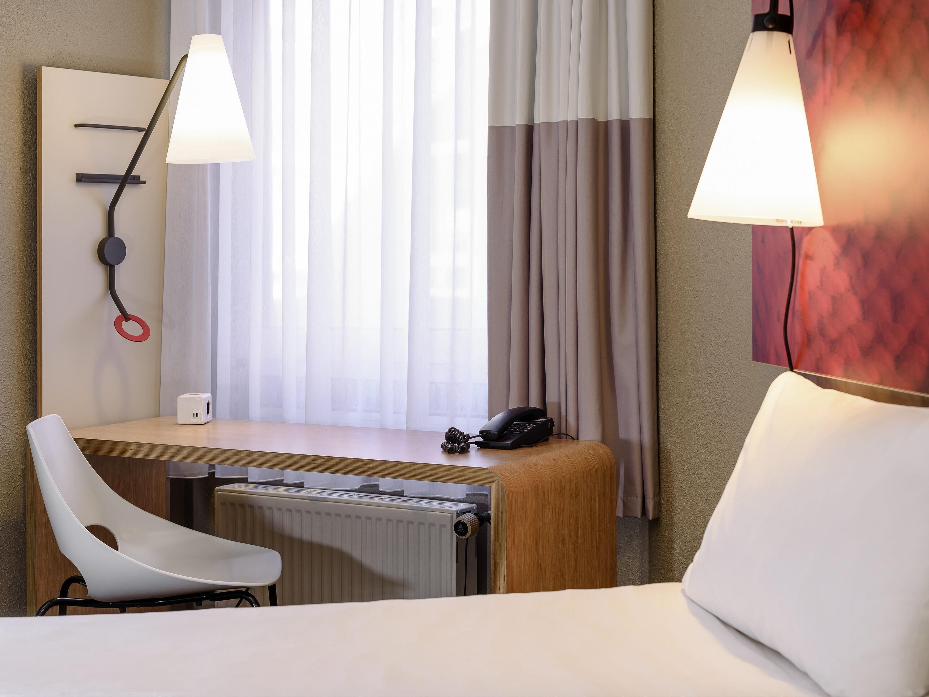 Standard Room, 1 Queen Bed | Hypo-allergenic bedding, Select Comfort beds, in-room safe, desk
