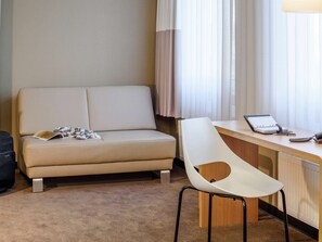 Hypo-allergenic bedding, Select Comfort beds, in-room safe, desk