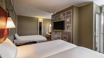 Hypo-allergenic bedding, Select Comfort beds, in-room safe, desk