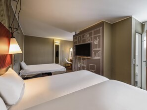 Hypo-allergenic bedding, Select Comfort beds, in-room safe, desk