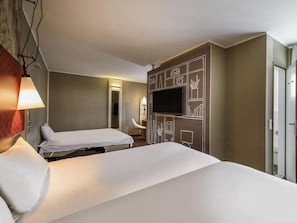 Hypo-allergenic bedding, Select Comfort beds, in-room safe, desk