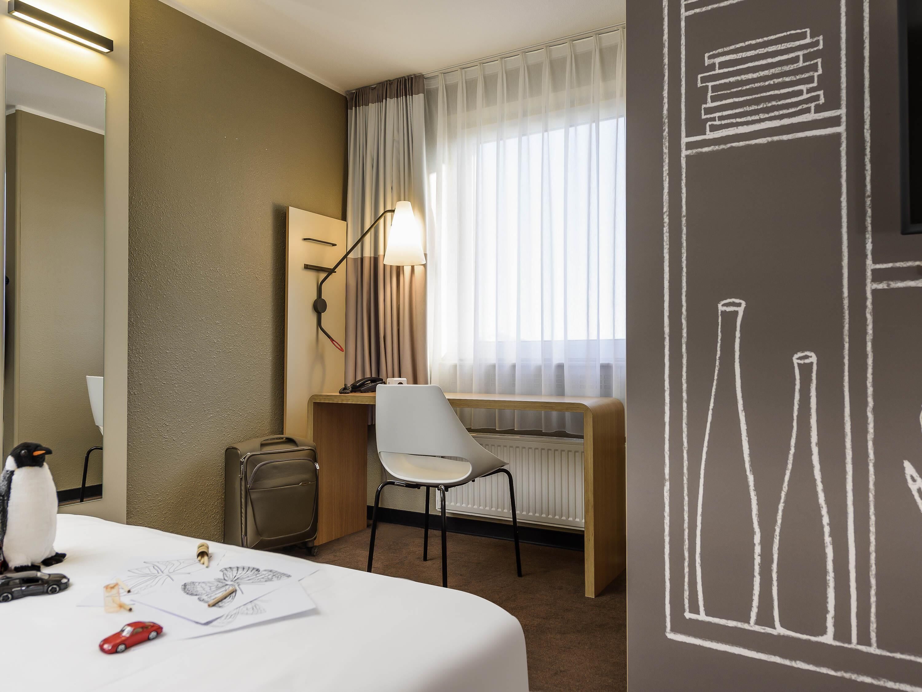 Hypo-allergenic bedding, Select Comfort beds, in-room safe, desk