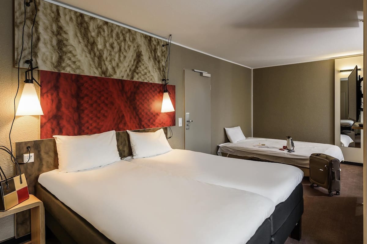 Phòng dành cho gia đình, nhiều giường, quang cảnh sông | Bộ đồ giường kháng dị ứng, nệm Select Comfort, bàn, màn/rèm cản sáng