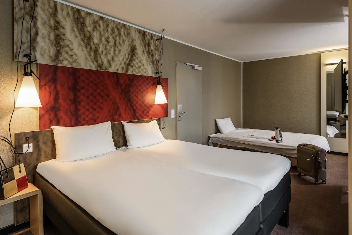 Familiekamer, Meerdere bedden, uitzicht op rivier | Hypoallergeen beddengoed, Select Comfort-bedden, een bureau