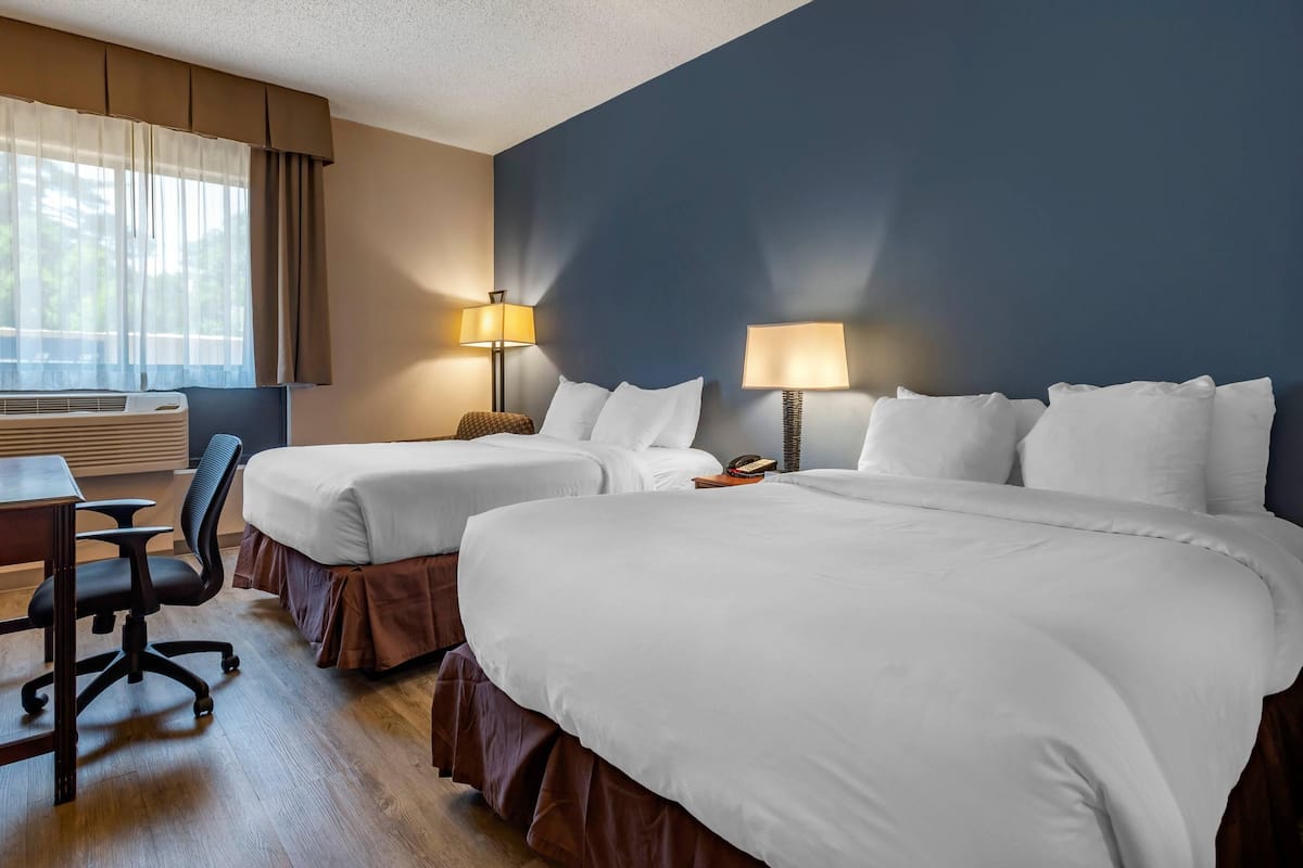Habitación, 2 camas matrimoniales, con acceso para personas discapacitadas, para no fumadores | Ropa de cama de alta calidad y caja de seguridad en la habitación