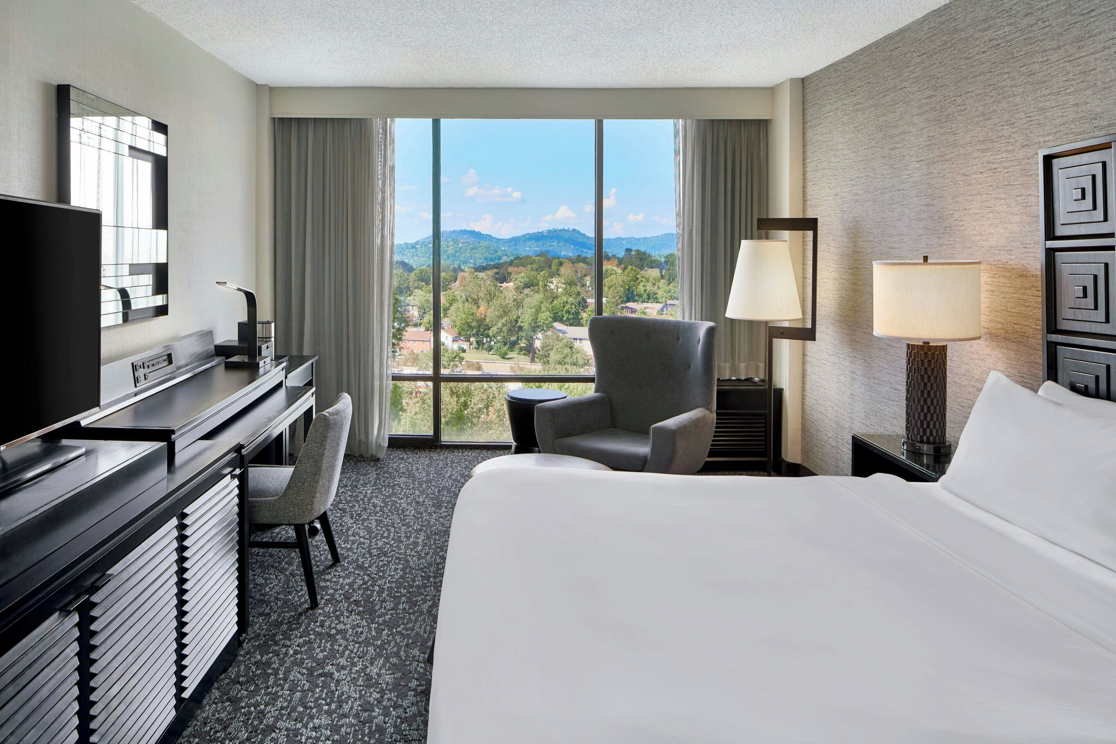 客房, 1 張特大雙人床 (Room, 1 King Bed, View, High Floor) | 意大利 Frette 床單、高級寢具、羽絨被、特厚豪華床墊