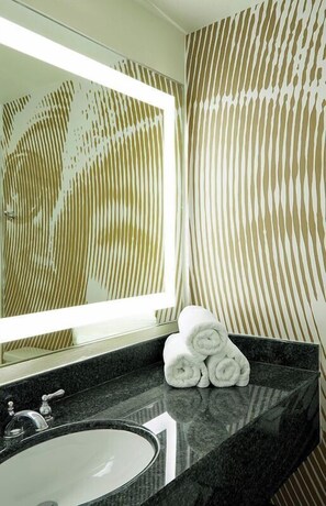 Combined shower/bathtub, designer toiletries, hair dryer, towels