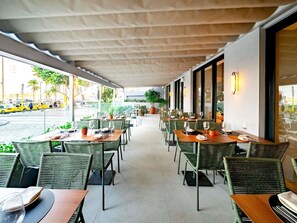 Breakfast, lunch and dinner served - Grand Mercure Rio de Janeiro Copacabana (Rio de Janeiro)