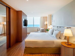 Executive Suite, 1 King Bed, Sea View | Minibar, in-room safe, individually decorated, desk - Grand Mercure Rio de Janeiro Copacabana (Rio de Janeiro)