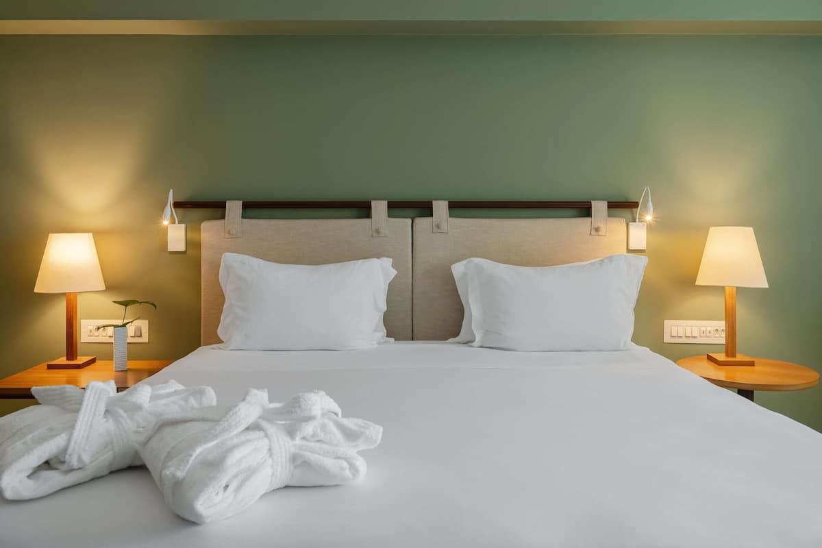 Minibar, coffre-fort, décor unique, bureau