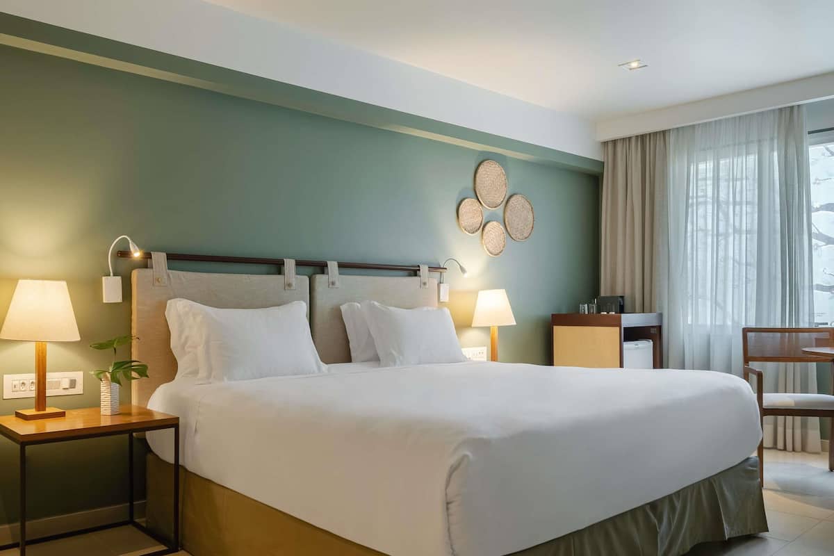 Habitació superior, 1 llit de matrimoni gran (Accessible) | Minibar, caixa forta a l'habitació i escriptori