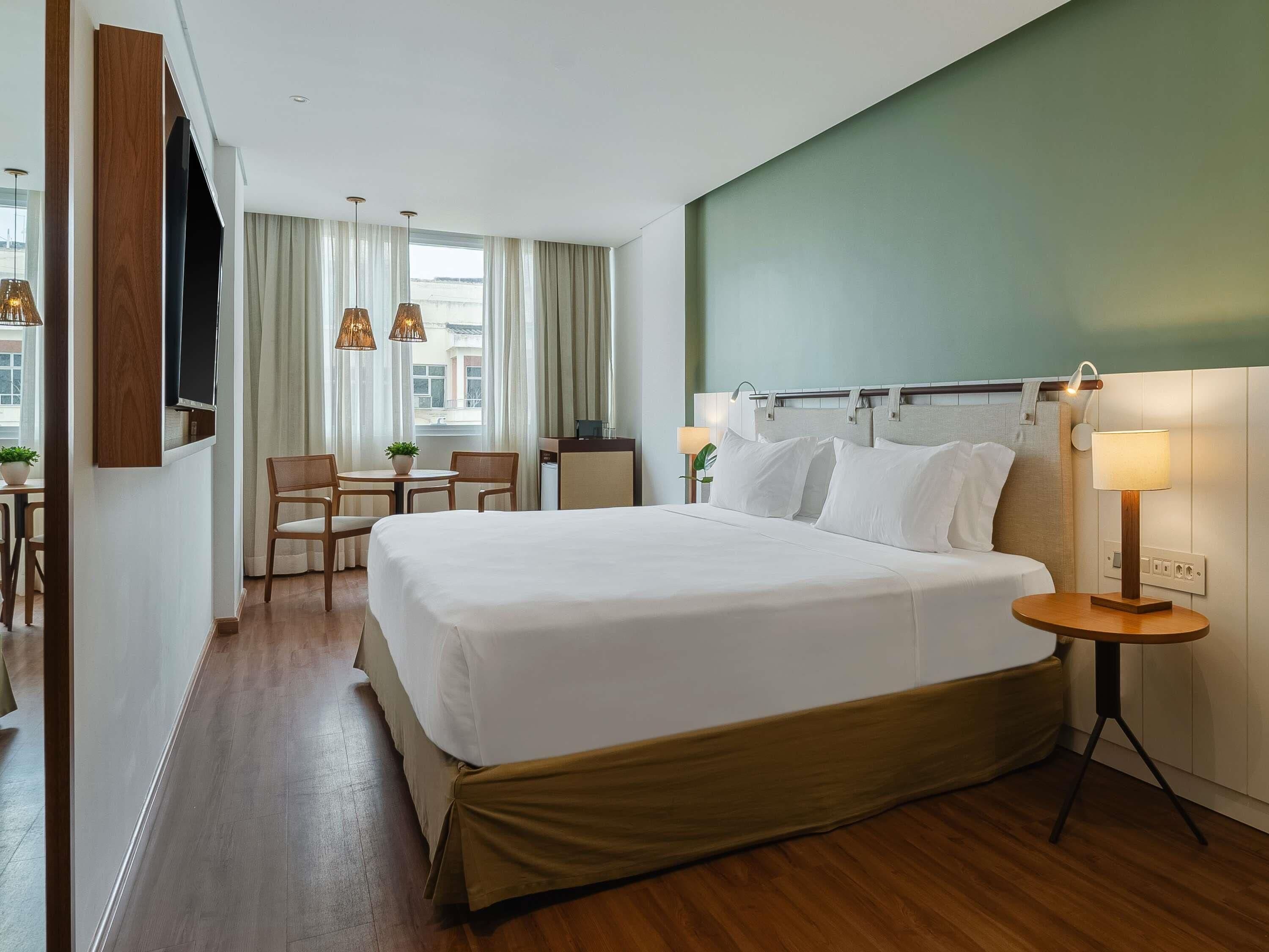 Habitación Deluxe, 1 cama King size | Minibar, caja de seguridad en la habitación y decoración personalizada 