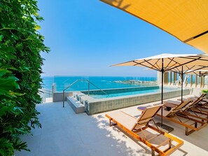 A rooftop pool area with a clear view of the sea, a glass balustrade, and sun loungers. - Grand Mercure Rio de Janeiro Copacabana (Rio de Janeiro)
