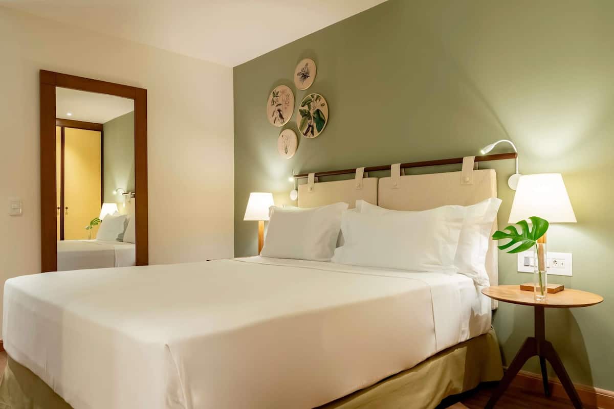 Habitació clàssica, 1 llit de matrimoni | Minibar, caixa forta a l'habitació i escriptori