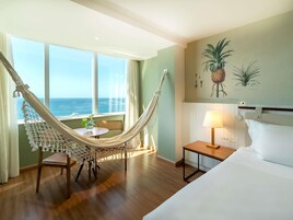 Premium-herbergi - 1 stórt tvíbreitt rúm - sjávarsýn (Executive) | Míníbar, öryggishólf í herbergi, sérhannaðar innréttingar, skrifborð