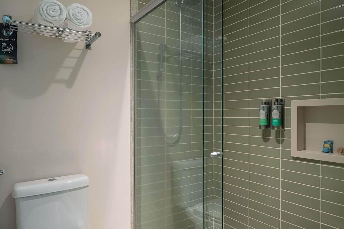 Minibar, coffre-fort, décor unique, bureau