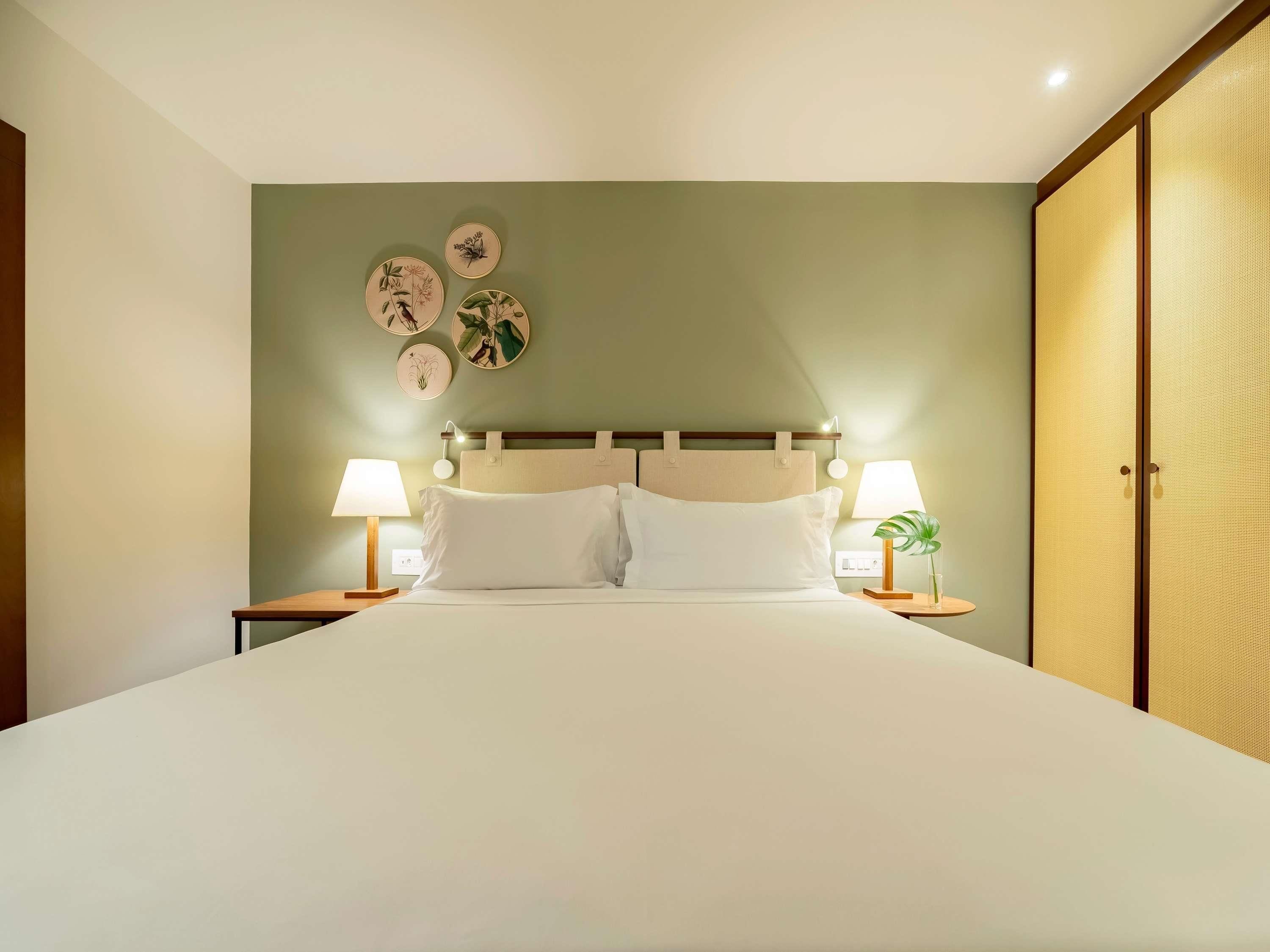 Classic Room, 1 Queen Bed | Minibar, in-room safe, desk, laptop workspace