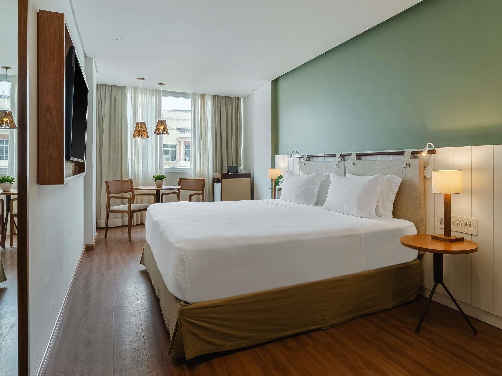 Deluxe-rum - 1 kingsize-säng | Minibar, värdeförvaringsskåp på rummet och individuell inredning