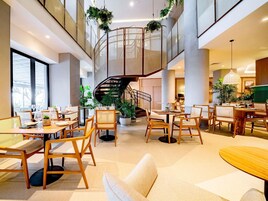 供應早餐、午餐和晚餐，巴西料理