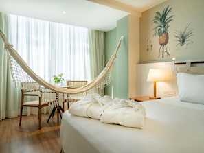 Premium kamer, 1 kingsize bed, uitzicht op zee (Executive) | Een minibar, een kluis op de kamer, individueel gedecoreerd, een bureau