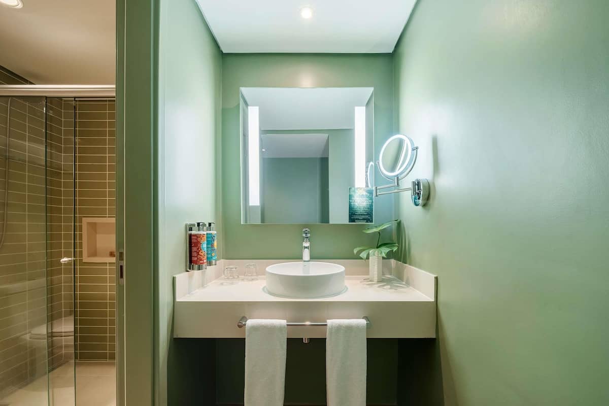 Deluxe Room, 1 King Bed | Minibar, in-room safe, desk, laptop workspace