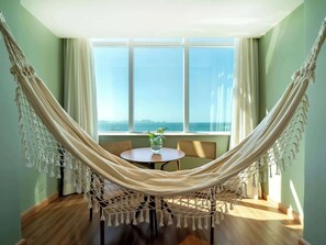 Minibar, coffres-forts dans les chambres, bureau