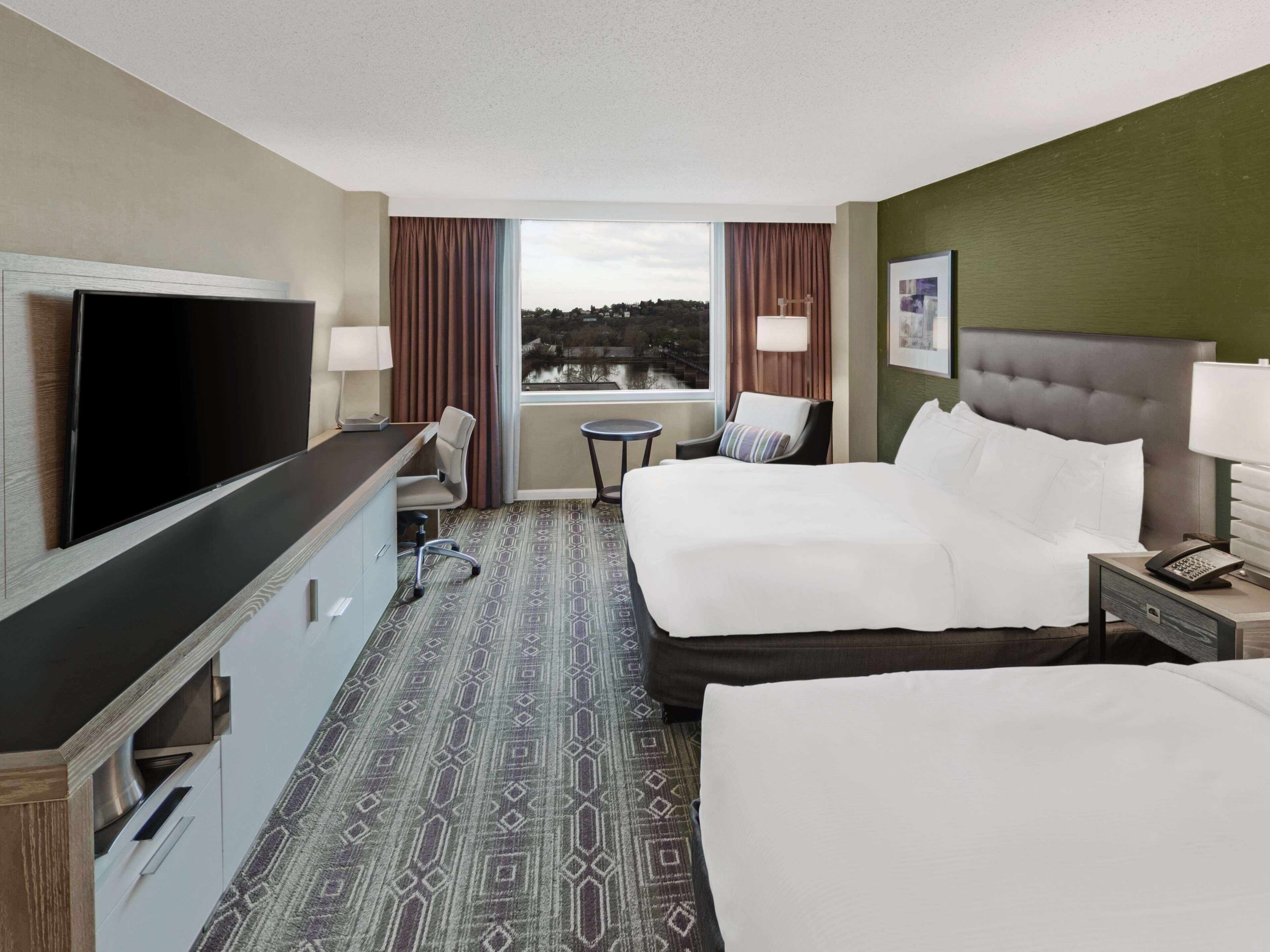 Premium bedding, in-room safe, laptop workspace, blackout drapes