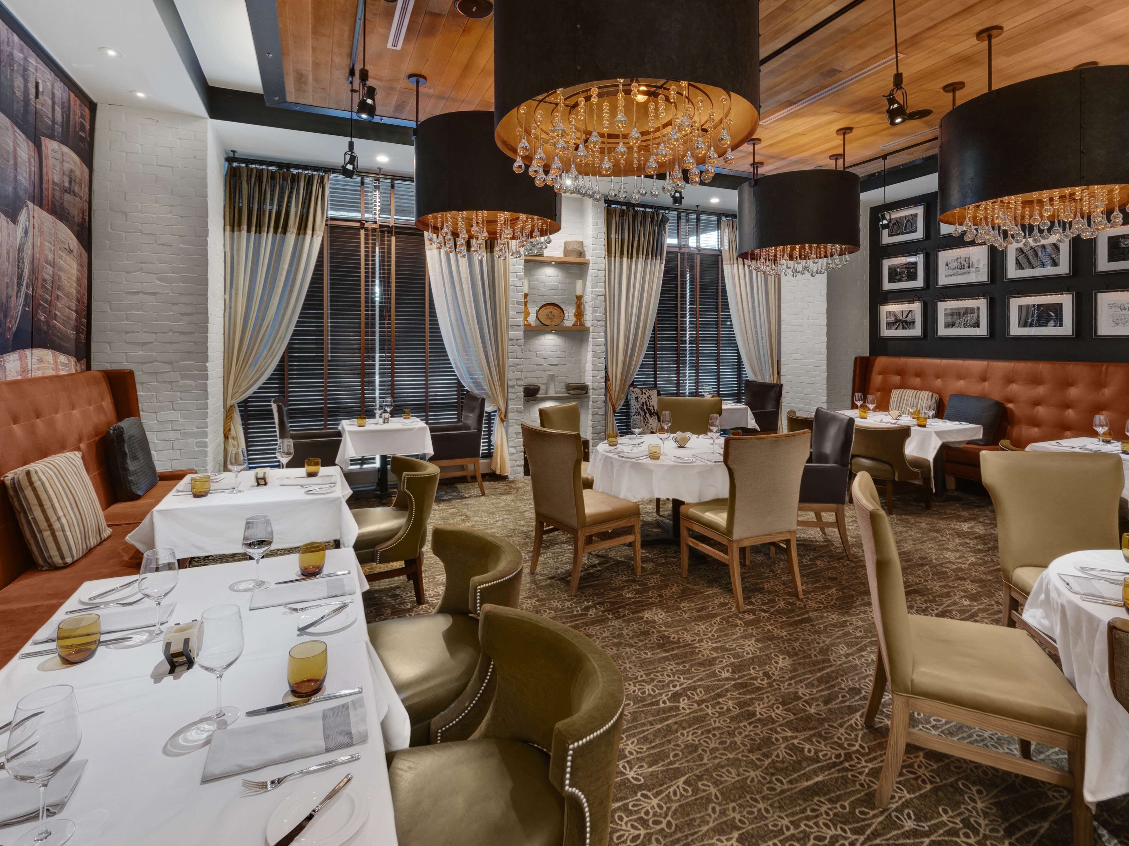 2 restaurants, breakfast served