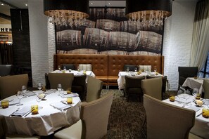 2 restaurantes, se sirve desayuno 
