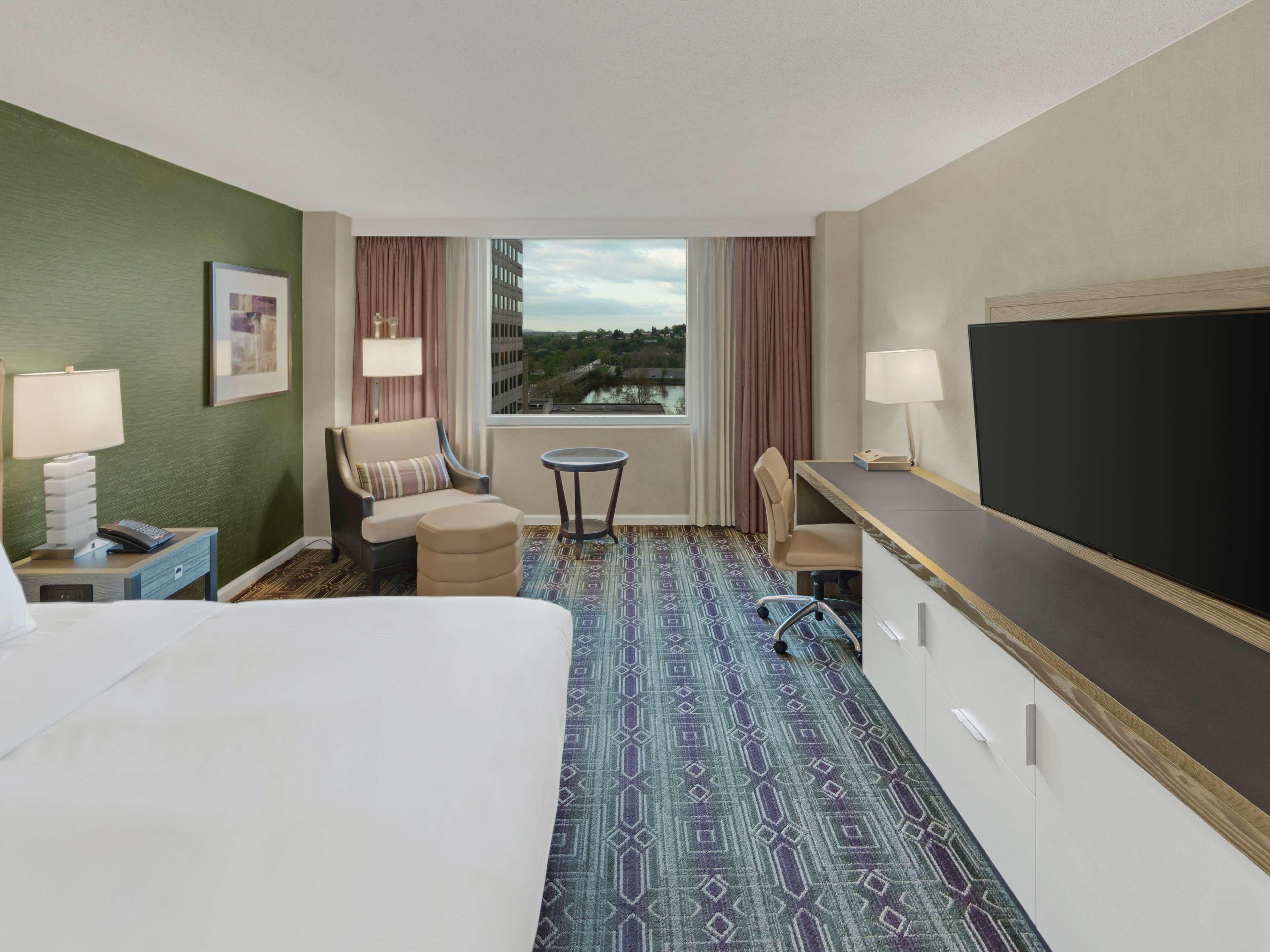 Premium bedding, in-room safe, laptop workspace, blackout drapes