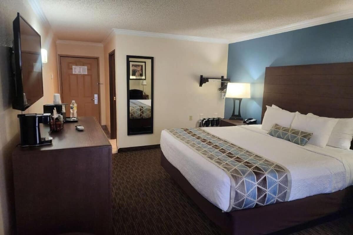 Pillow-top beds, individually decorated, individually furnished, desk