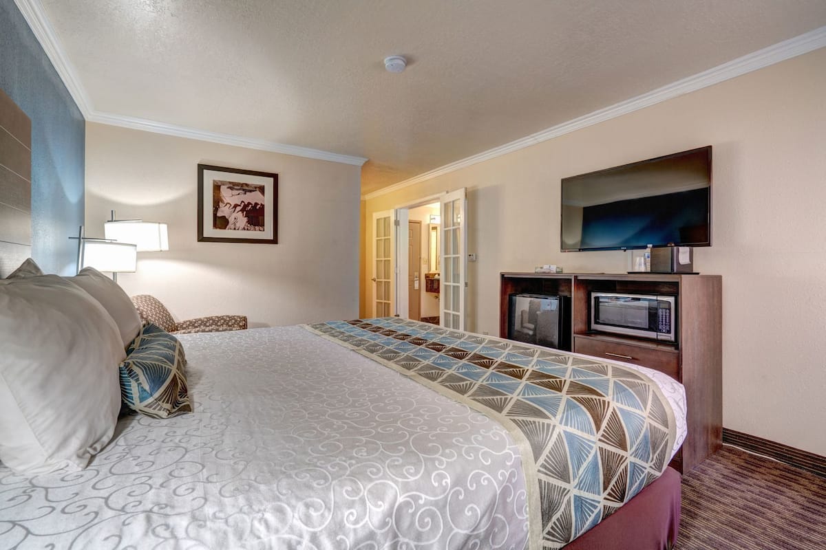 Pillow-top beds, individually decorated, individually furnished, desk