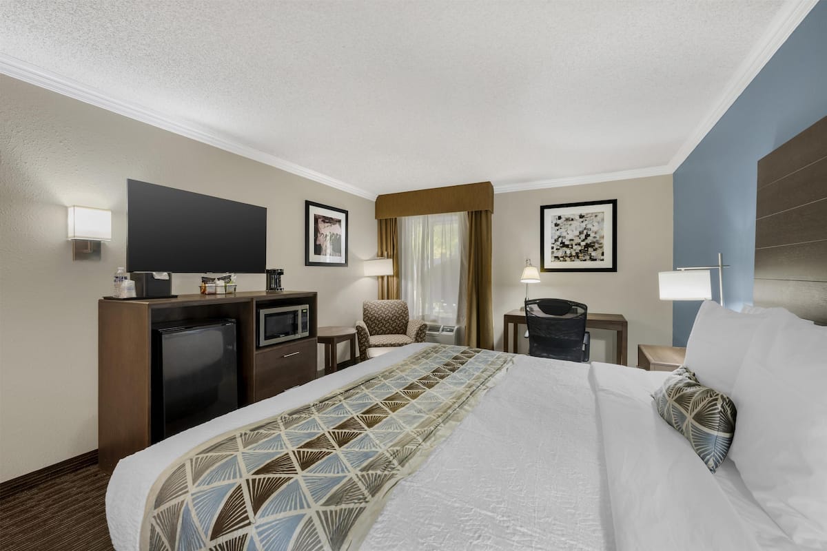 Pillow-top beds, individually decorated, individually furnished, desk