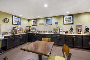 Free daily full breakfast - Best Western Airport Albuquerque InnSuites Hotel & Suites (Albuquerque)